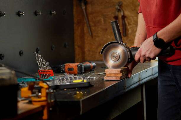 Cutting wood with an angle grinder